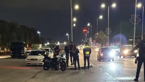 Επιχείρηση της Τροχαίας στους Αγ. Αναργύρους: 39 παραβάσεις σε 89 ελέγχους – Αφαιρέθηκαν άδειες, έφυγαν με γερανό 7 οχήματα