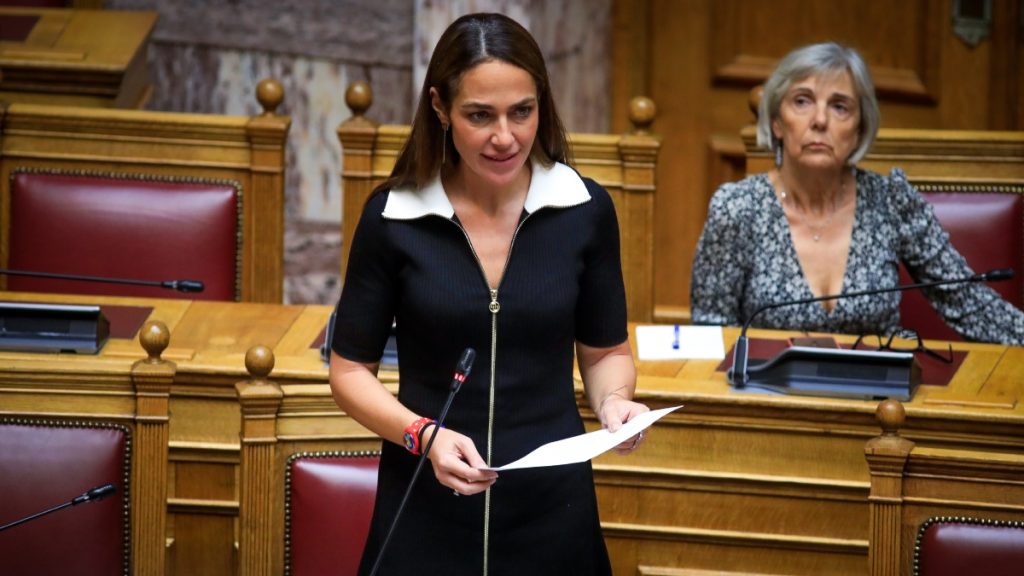 Μιχαηλίδου: “Αυξάνουμε τα επιδόματα, αλλά δίνουμε στις οικογένειες εργαλεία ελευθερίας”