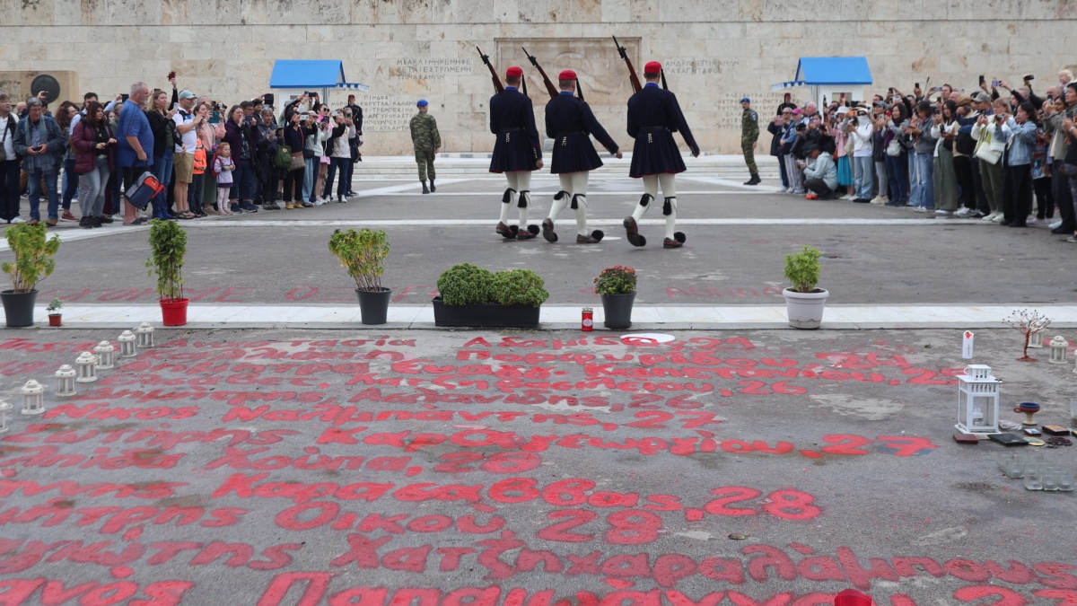 Άγνωστος Στρατιώτης: Συμφώνησαν ότι… διαφωνούν Δένδιας και Δούκας – Ο “πόλεμος” ανακοινώσεων και η λύση του ιδιώτη