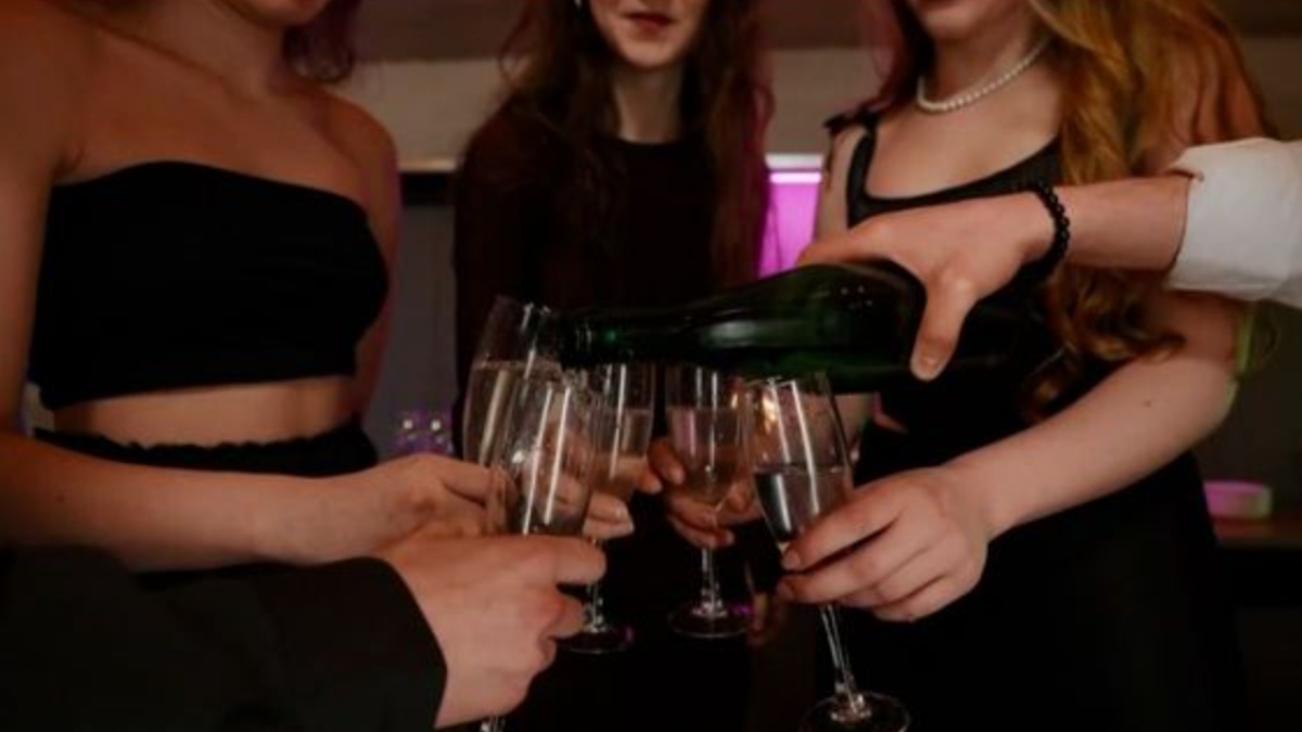 Αλκοόλ και ανήλικοι: Ένας έφηβος κάθε μέρα στα Επείγοντα με οξεία μέθη – Ανησυχητικά στοιχεία για την Ελλάδα