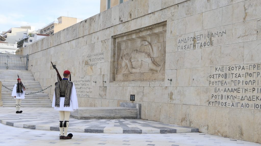 Άγνωστος Στρατιώτης: Ο Δούκας προσφεύγει στα δικαστήρια για την ανάθεση της καθαριότητας σε ιδιώτη