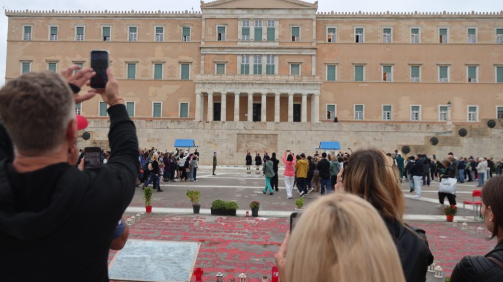Στα “χαρακώματα” Δούκας και Δένδιας για τον Άγνωστο Στρατιώτη: “Θα τα πούμε στα δικαστήρια” – “Όχι στην υποβάθμιση του μνημείου”