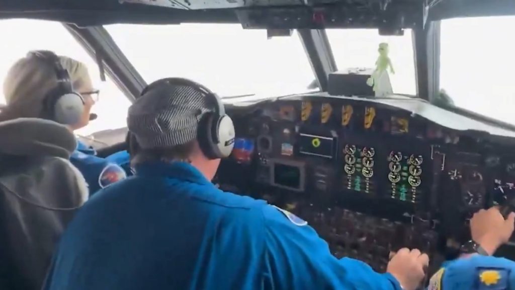 Αεροπλάνο μπήκε στο “μάτι” του τυφώνα Μελίσα – Δείτε το τρομακτικό βίντεο με τις αναταράξεις