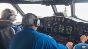 Αεροπλάνο μπήκε στο “μάτι” του τυφώνα Μελίσα – Δείτε το τρομακτικό βίντεο μέσα από το κόκπιτ