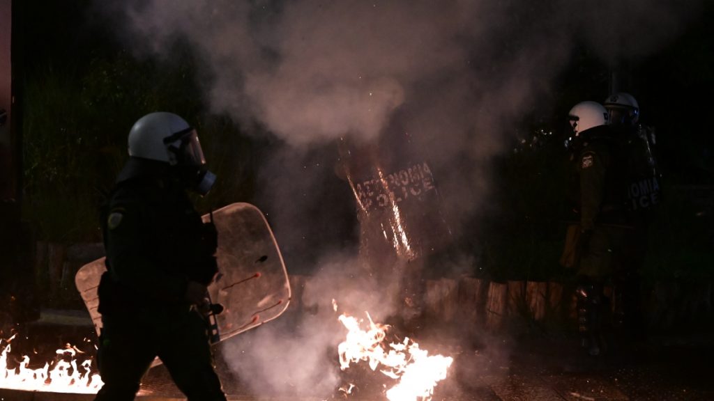 Ένταση στην πορεία για τη Γάζα: Δακρυγόνα και κρότου λάμψης από τα ΜΑΤ – Διακοπή κυκλοφορίας στην Κηφισίας