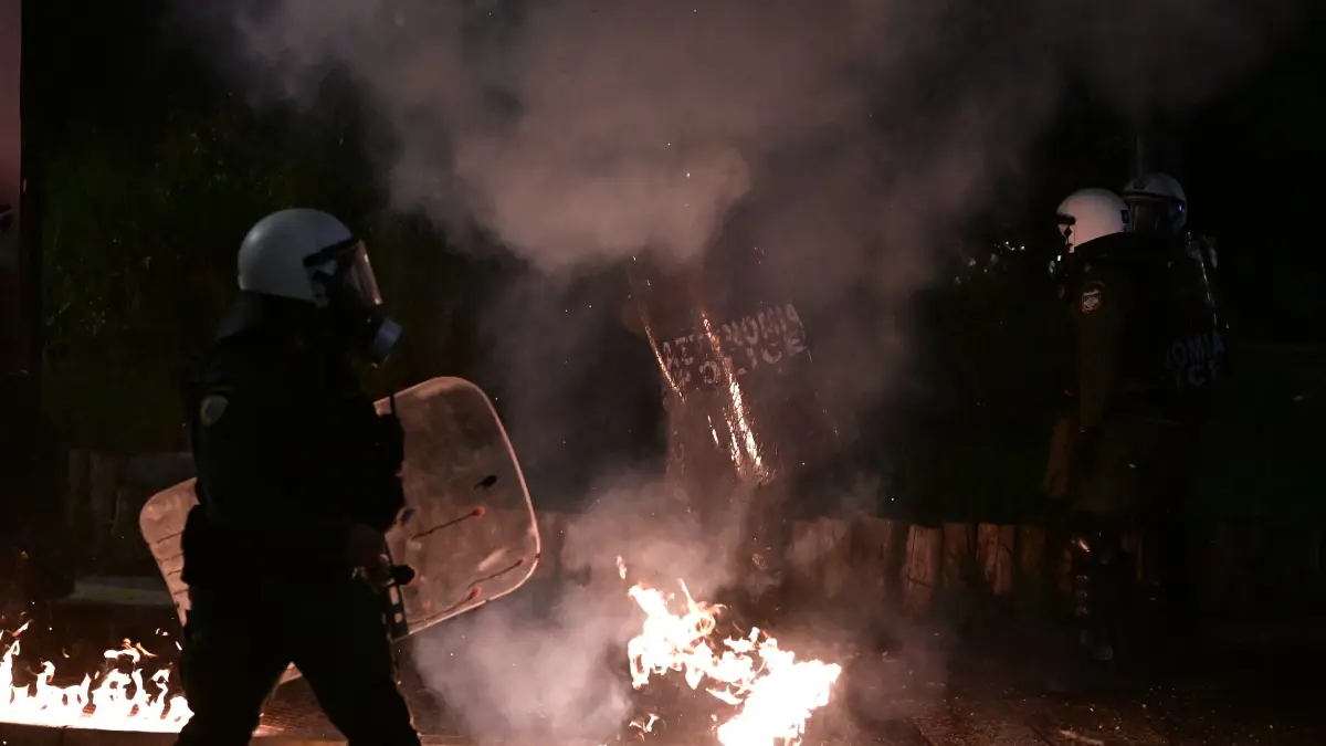 Ένταση στην πορεία για τη Γάζα: Μολότοφ, δακρυγόνα και κρότου λάμψης – Έγιναν 19 προσαγωγές (Βίντεο)