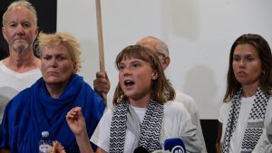 Γκρέτα Τούνμπεργκ: «Μπροστά στα μάτια μας εξελίσσεται μια γενοκτονία» είπε στην επιστροφή της από το Ισραήλ