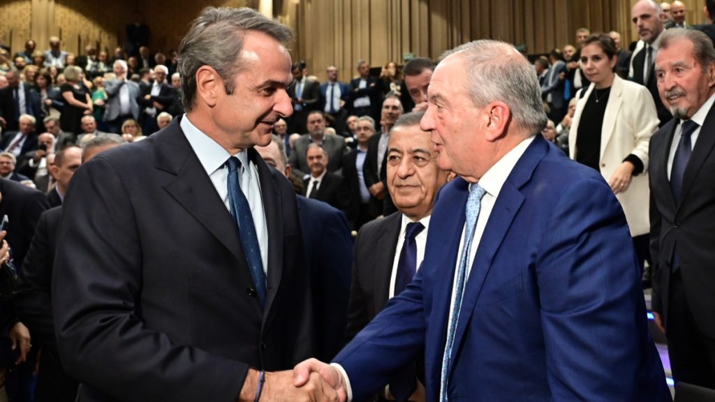Στην παρουσίαση του βιβλίου του Ευρυπίδη Στυλιανίδη ο Μητσοτάκης – Η χειραψία με τον Καραμανλή και ο απών Σαμαράς