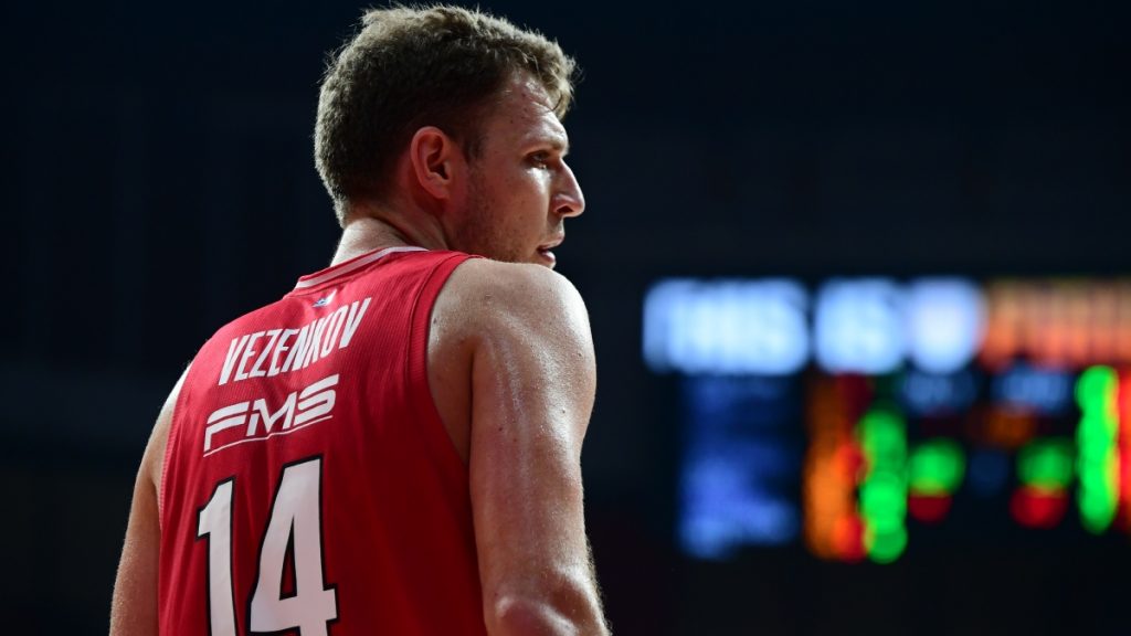 Ολυμπιακός – Ντουμπάι 86-67: Με «όργια» Βεζένκοφ επέστρεψε στις νίκες στην πρεμιέρα του στο ΣΕΦ