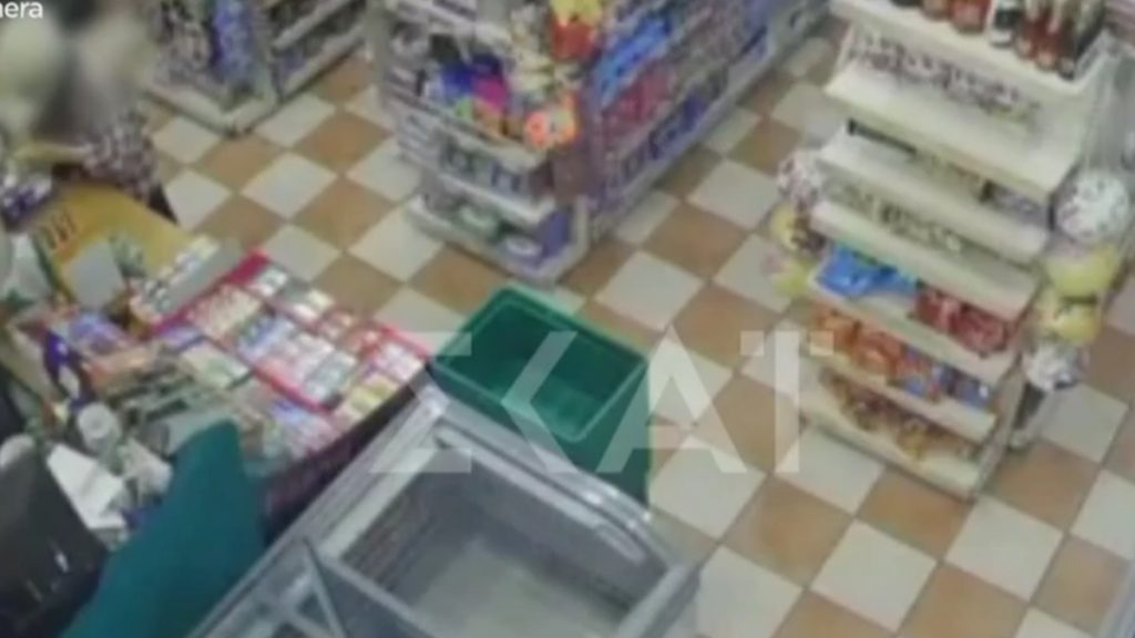 Άγιος Παντελεήμονας: Η στιγμή που ο 48χρονος  μπαίνει σε σούπερ μάρκετ αιμόφυρτος και ζητάει βοήθεια (Βίντεο)
