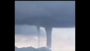 Εντυπωσιακό βίντεο με διπλό υδροστρόβιλο στο Αγκίστρι – Τι είναι ο υδροσίφωνας (Εικόνες +Βίντεο)