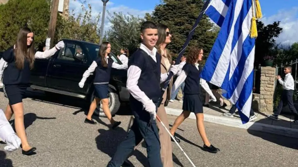 Αγρίνιο: Τυφλός μαθητής κράτησε τη σημαία στην παρέλαση της 28ης Οκτωβρίου (Βίντεο)