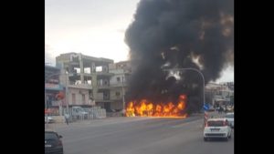 Αιγάλεω: Φωτιά σε βανάκι – “Τοίχος φωτιάς” από το καύσιμο στο οδόστρωμα (βίντεο)