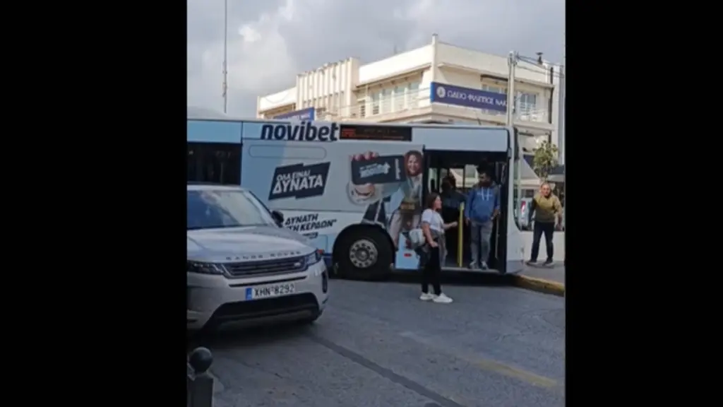 Αιγάλεω: Πάρκαρε στην Ιερά Οδό και δεν μπορούσε να στρίψει το λεωφορείο – Άφαντος ο οδηγός (βίντεο)