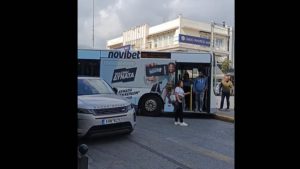 Αιγάλεω: Πάρκαρε στην Ιερά Οδό και δεν μπορούσε να στρίψει το λεωφορείο – Άφαντος ο οδηγός (βίντεο)
