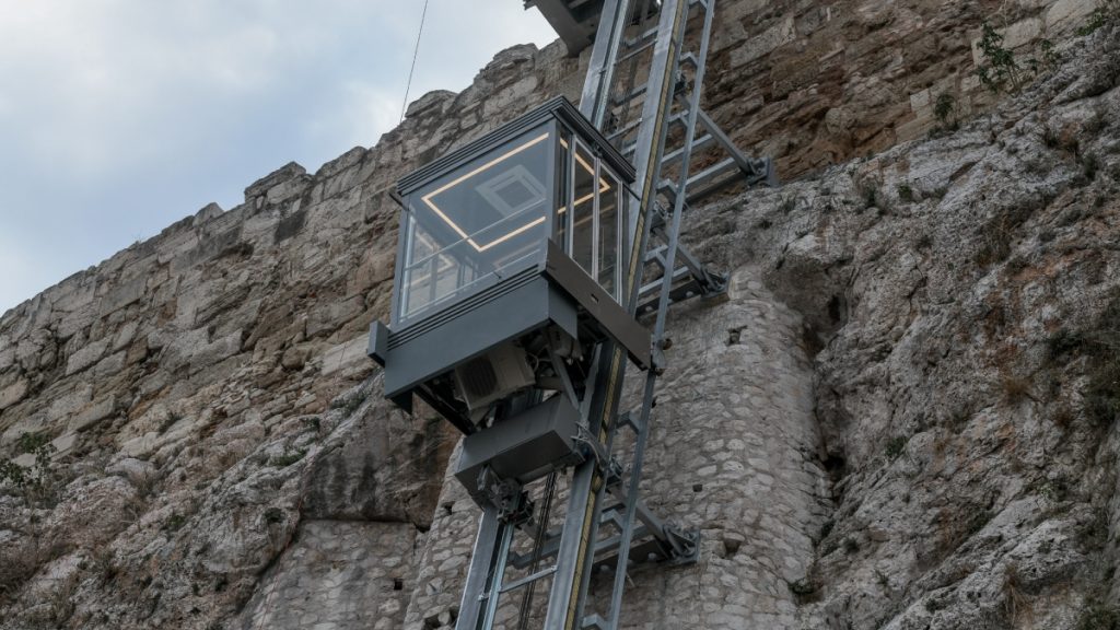 Υπουργείο Πολιτισμού για την βλάβη στον ανελκυστήρα της Ακρόπολης: Η υπερβολική χρήση προκαλεί προβλήματα