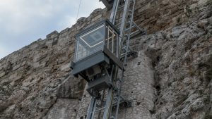 Υπουργείο Πολιτισμού για την βλάβη στον ανελκυστήρα της Ακρόπολης: Η υπερβολική χρήση προκαλεί προβλήματα