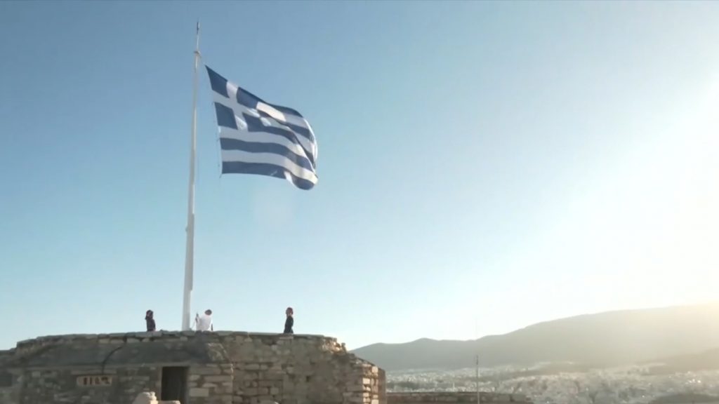 28η Οκτωβρίου: Η έπαρση της ελληνικής σημαίας στον Ιερό Βράχο της Ακρόπολης (Βίντεο)