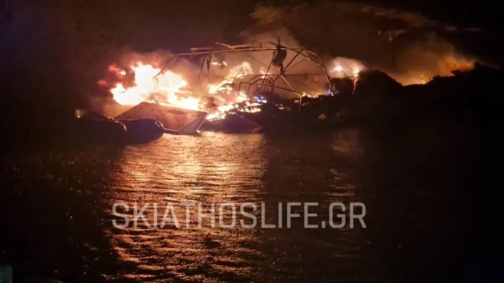 Ιστιοφόρο τυλίχθηκε στις φλόγες στην περιοχή Στενή Βαλά Αλοννήσου