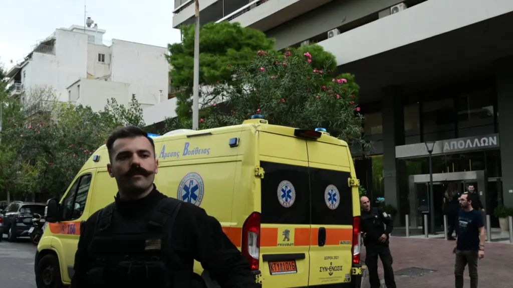 Περίμενε το δεύτερο παιδί του ο 44χρονος που έπεσε από τον Πύργο Απόλλων – Ανέβηκε στο τραπέζι και πήδηξε στο κενό