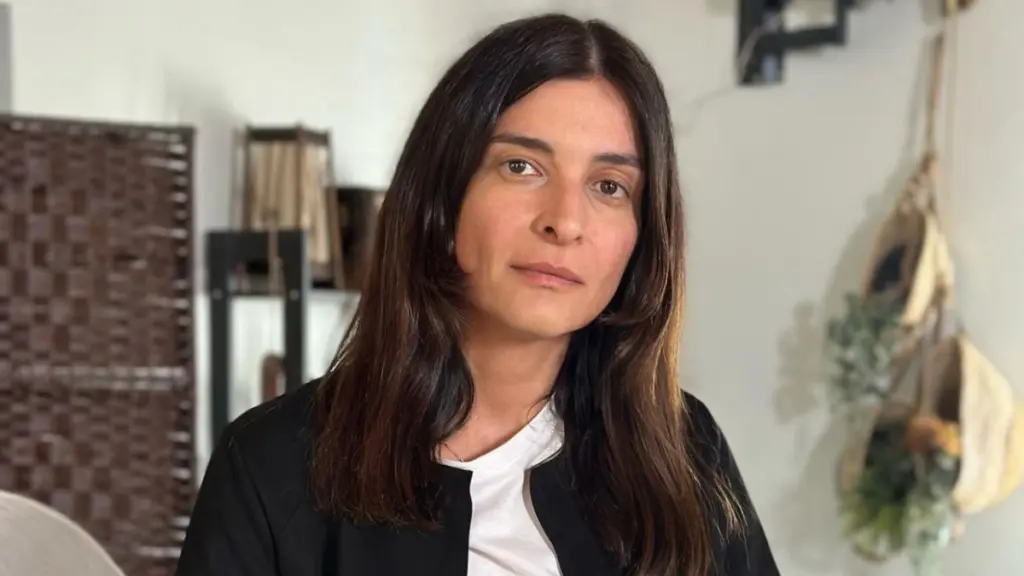 Αντιγόνη Κουλουκάκου: Τέλος η ηθοποιός από την «Γη της Ελιάς» – Το φιλί με τον Πασχάλη Τσαρούχα (pic)