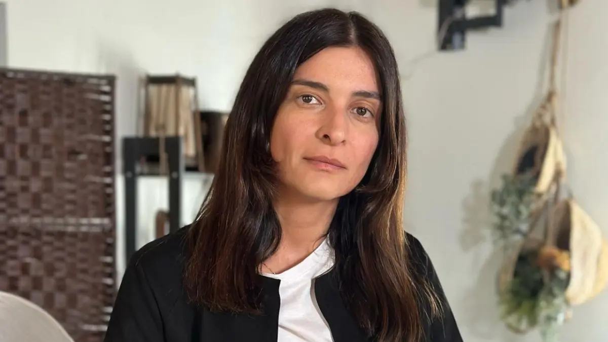 Αντιγόνη Κουλουκάκου: Τέλος η ηθοποιός από την «Γη της Ελιάς» – Το φιλί με τον Πασχάλη Τσαρούχα (pic)