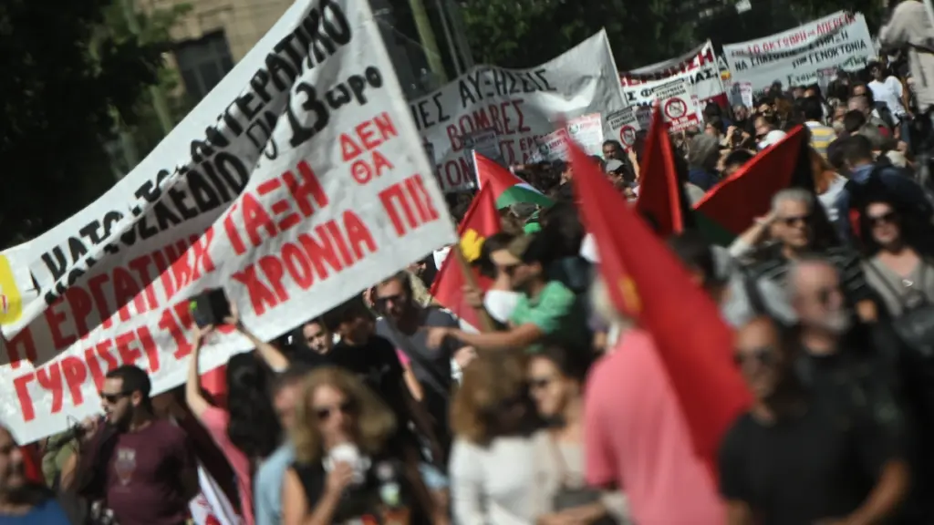 Πανελλαδική απεργία: Πλήθος κόσμου στις συγκεντρώσεις στο κέντρο της Αθήνας ενάντια στο νέο εργασιακό νομοσχέδιο (φωτογραφίες)