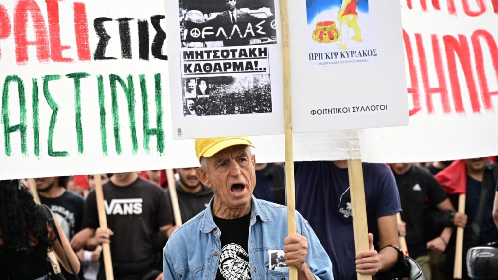 Πανελλαδική απεργία: Μαζική συμμετοχή στη συγκέντρωση στα Προπύλαια – Ψήφισμα συμπαράστασης στον Πάνο Ρούτσι 
