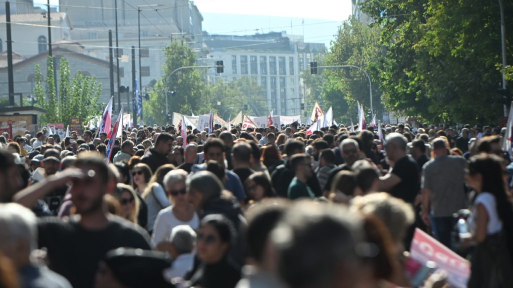 Απεργία σήμερα: Σε εξέλιξη οι συγκεντρώσεις στο κέντρο της Αθήνας ενάντια στο 13ωρο (Φωτογραφίες)
