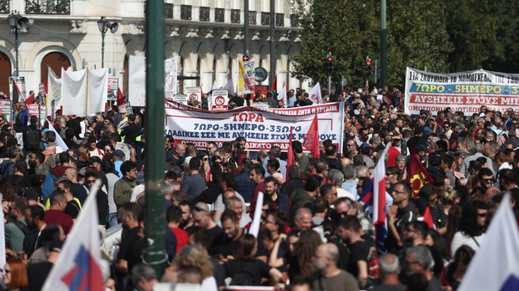Απεργία σήμερα: Σε εξέλιξη οι συγκεντρώσεις στο κέντρο της Αθήνας ενάντια στο 13ωρο (Φωτογραφίες)