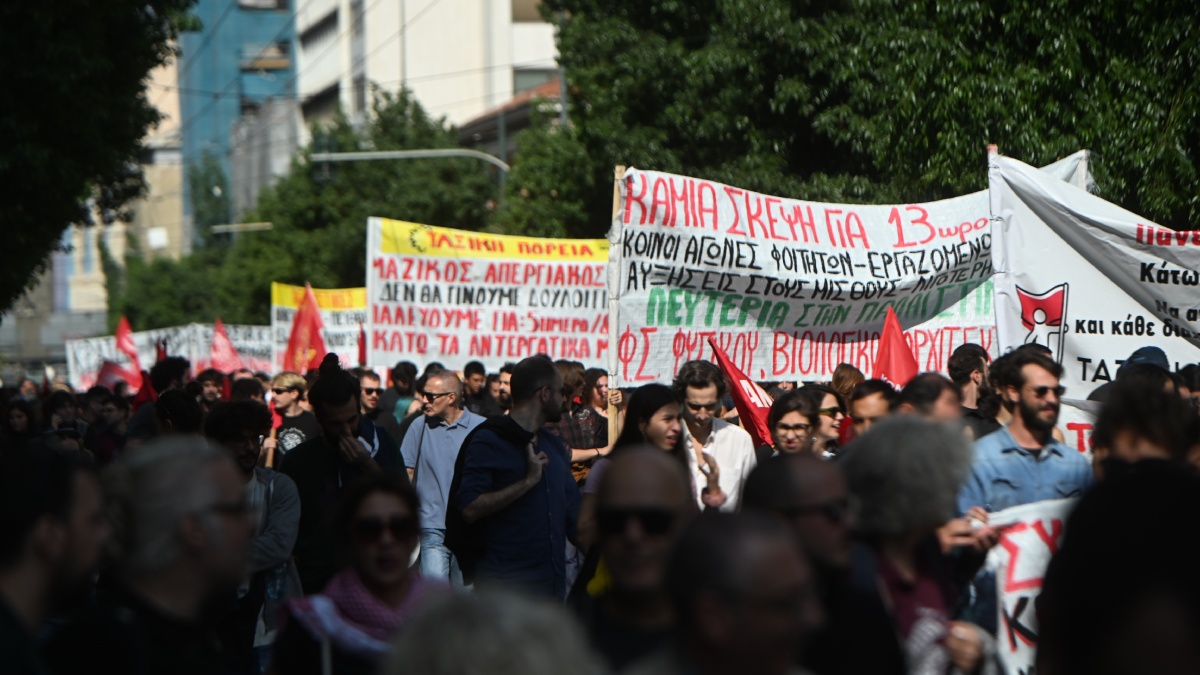 Απεργία σήμερα: Μαζικές συγκεντρώσεις στο κέντρο της Αθήνας ενάντια στο 13ωρο (Φωτογραφίες)