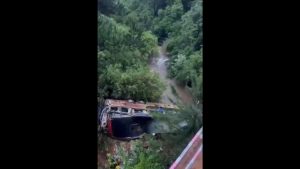 Αργεντινή: Εννέα άνθρωποι σκοτώθηκαν όταν λεωφορείο έπεσε από γέφυρα σε ποταμό (βίντεο)