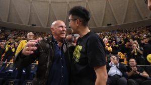 Άρης – Αμβούργo: Θερμός εναγκαλισμός Ρίτσαρντ Σιάο με Νίκο Γκάλη