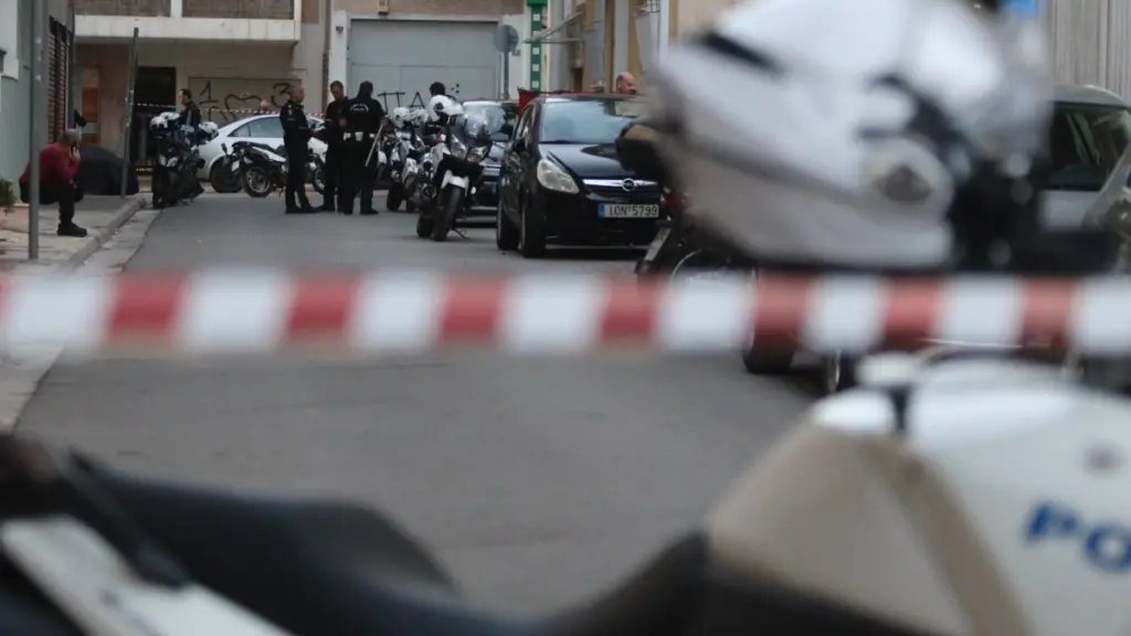 Ομόνοια: 65χρονος μπούκαρε με στυλιάρι στα γραφεία του ΕΦΚΑ και απειλούσε τους υπαλλήλους