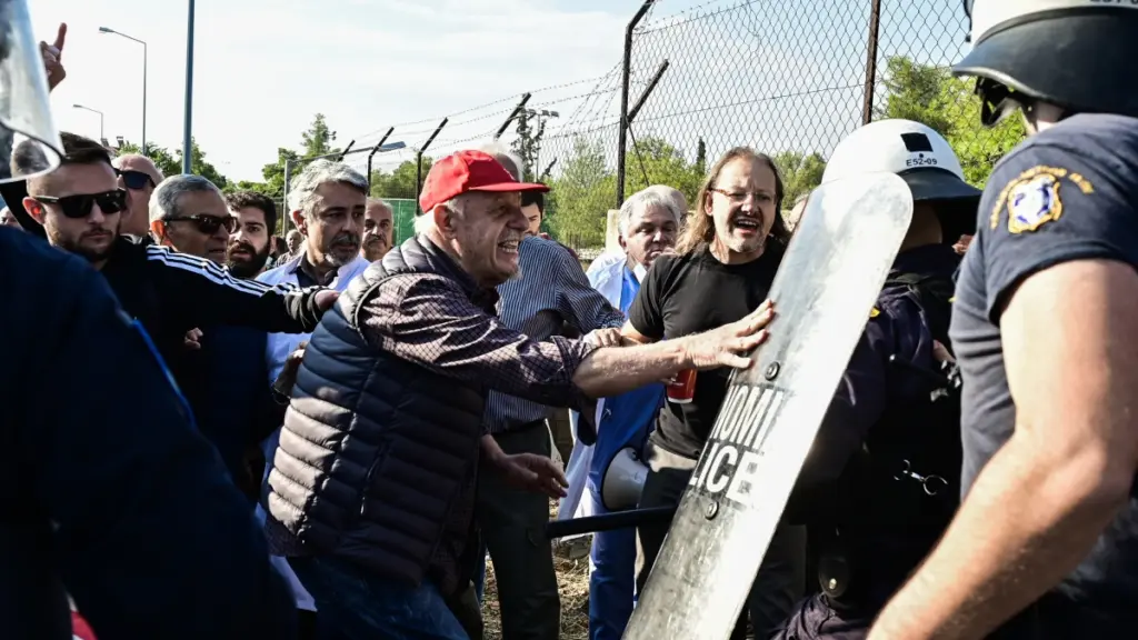 “Αττικόν”: Επεισόδια και ρίψη χημικών κατά την επίσκεψη Μητσοτάκη-Γεωργιάδη (φωτογραφίες)