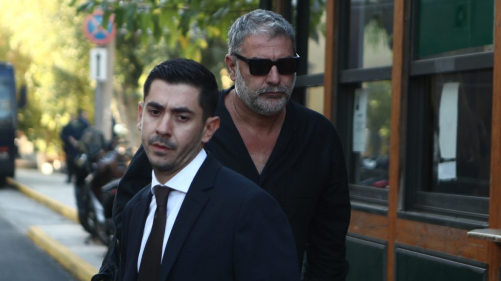 Bασίλης Μπισμπίκης: Η συνομιλία με καταγγέλλοντες έξω από τα δικαστήρια – Τι είπαν