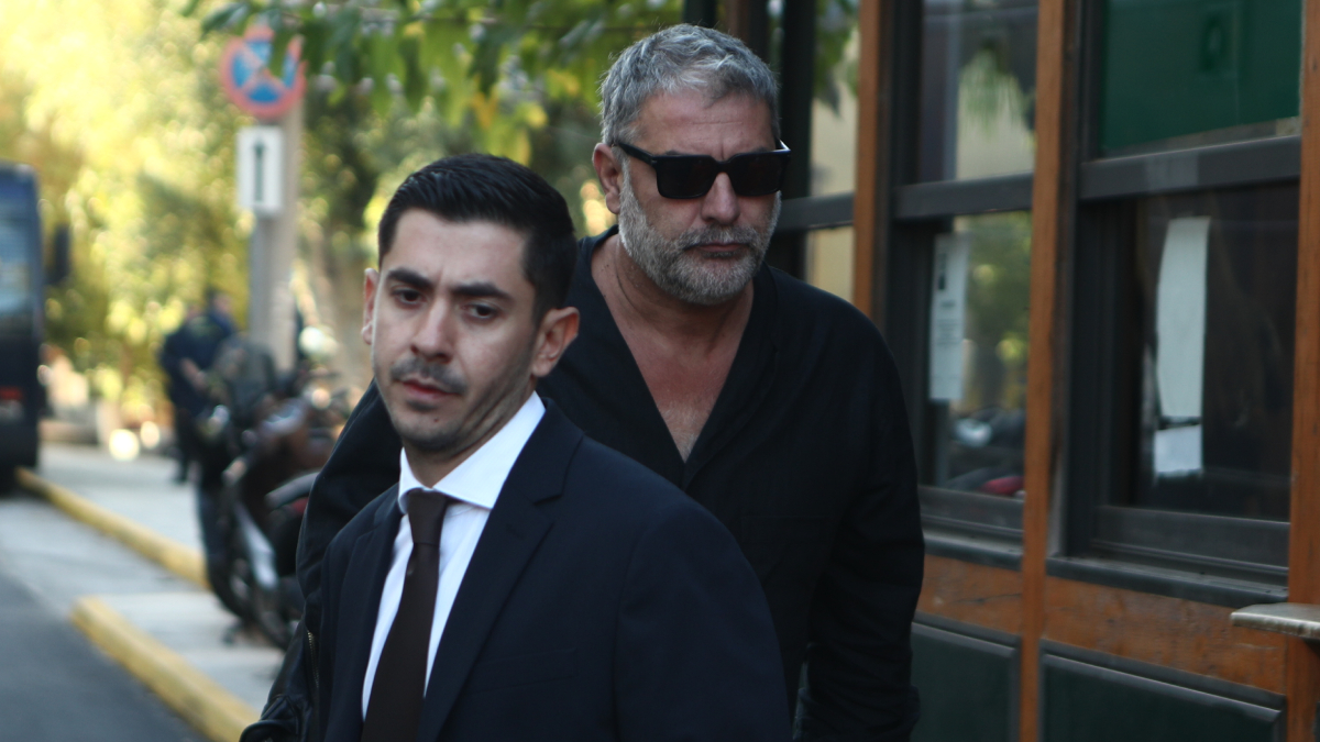 Bασίλης Μπισμπίκης: Η συνομιλία με καταγγέλλοντες έξω από τα δικαστήρια – Τι είπαν