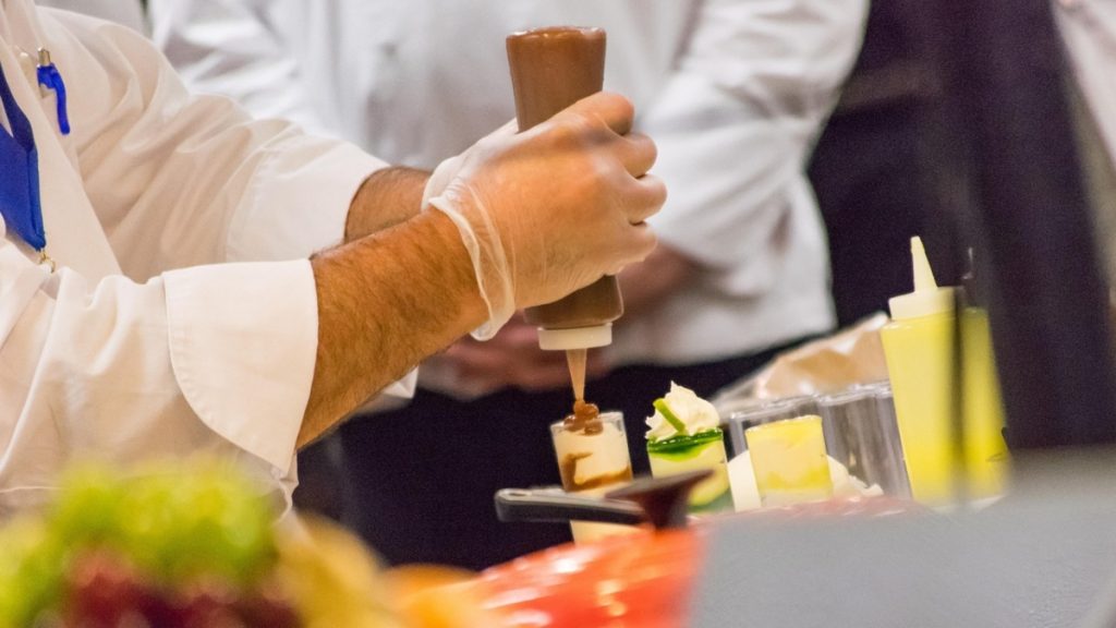 Συνελήφθη γνωστός τηλεοπτικός σεφ – Χρωστάει πάνω από 350.000 ευρώ στο Δημόσιο