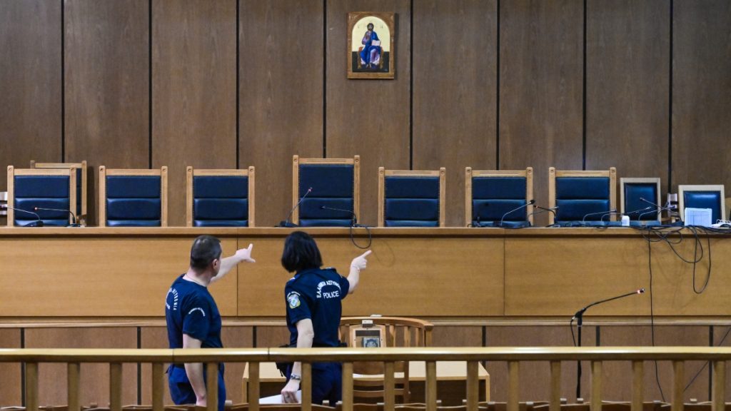 Δίκη Χρυσής Αυγής: Απολογήθηκε η Ελένη Ζαρούλια – Αρνείται την κατηγορία της διεύθυνσης εγκληματικής οργάνωσης