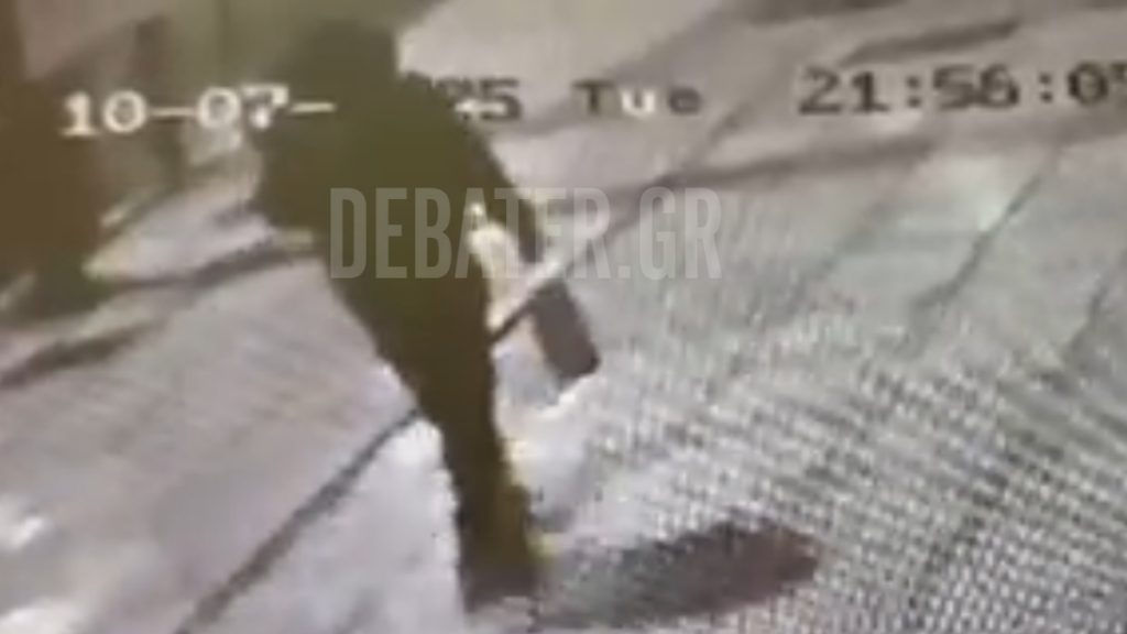 Έκρηξη στη ντισκοτέκ “Jacky O”: Βίντεο ντοκουμέντο από τον μαυροντυμένο άνδρα που κρατούσε ύποπτη χαρτοσακούλα