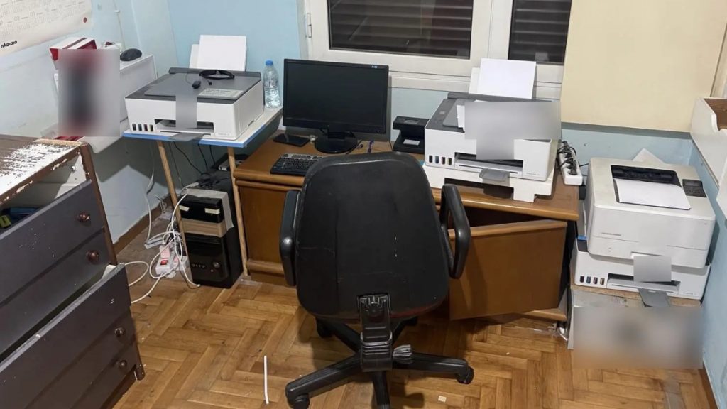 ΕΛΑΣ: Εξαρθρώθηκε οργάνωση που πλαστογραφούσε έγγραφα για παράνομη διακίνηση μεταναστών (Βίντεο – Φωτογραφίες)