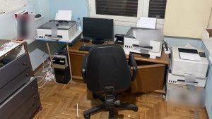 ΕΛΑΣ: Εξαρθρώθηκε οργάνωση που πλαστογραφούσε έγγραφα για παράνομη διακίνηση μεταναστών (Βίντεο – Φωτογραφίες)