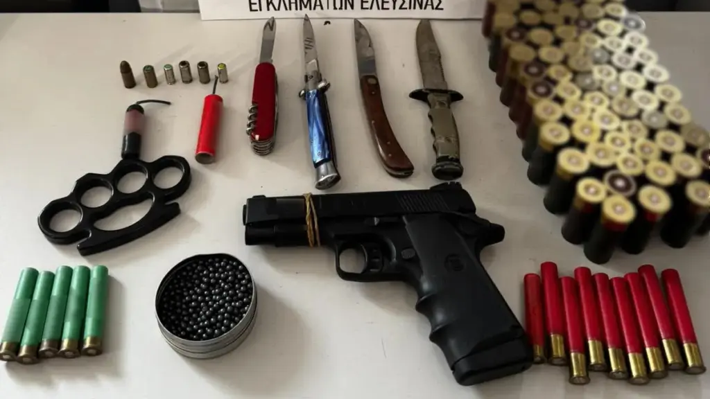 Ελευσίνα: 17χρονος απείλησε με πιστόλι μαθητή σε σχολείο – Βρέθηκε οπλοστάσιο στο σπίτι του (Εικόνες)