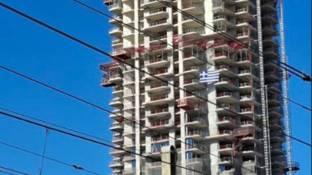 Η ελληνική σημαία πάνω στον υπό κατασκευή ουρανοξύστη του Ελληνικού (Φωτογραφία)
