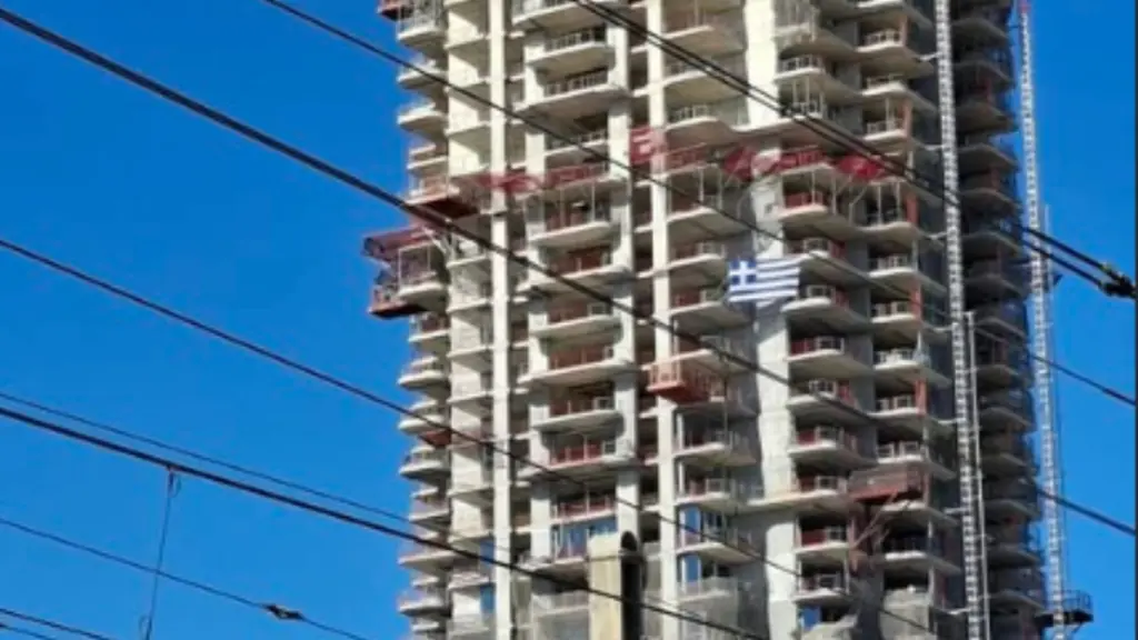 Η ελληνική σημαία πάνω στον υπό κατασκευή ουρανοξύστη του Ελληνικού (Φωτογραφία)