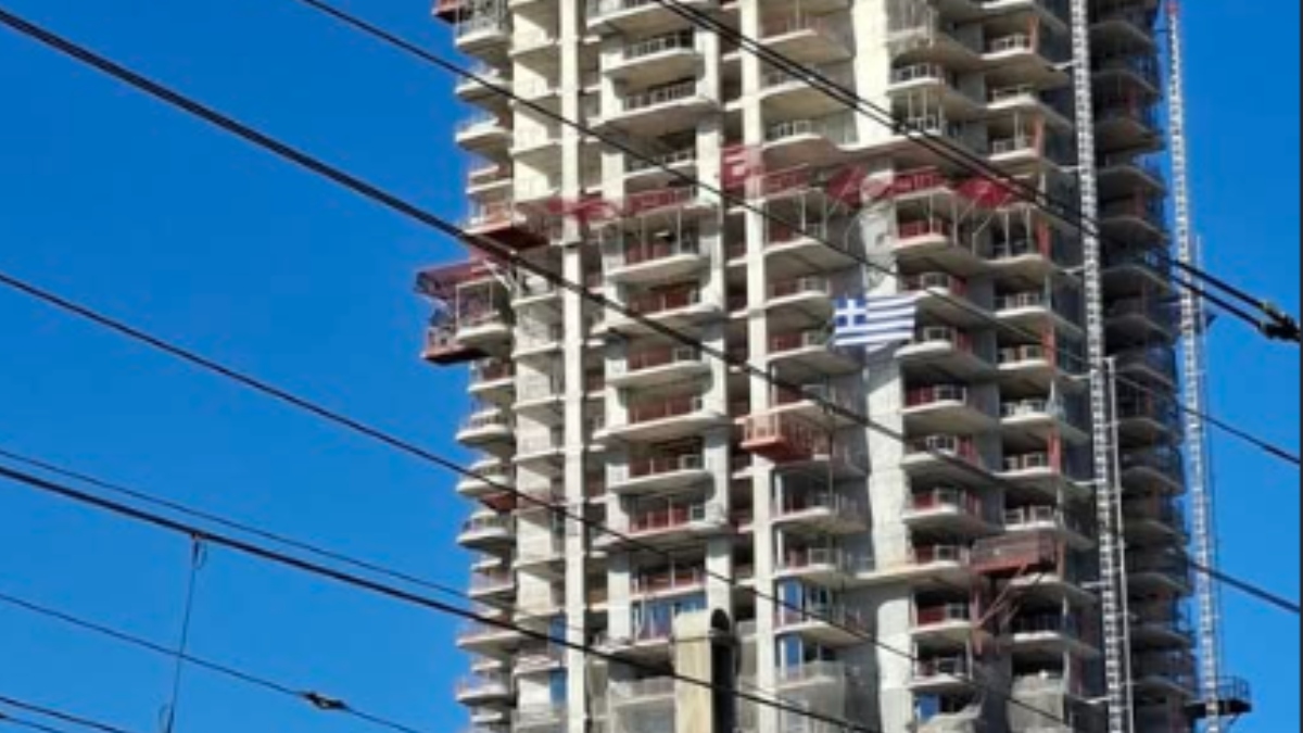 Η ελληνική σημαία πάνω στον υπό κατασκευή ουρανοξύστη του Ελληνικού (Φωτογραφία)