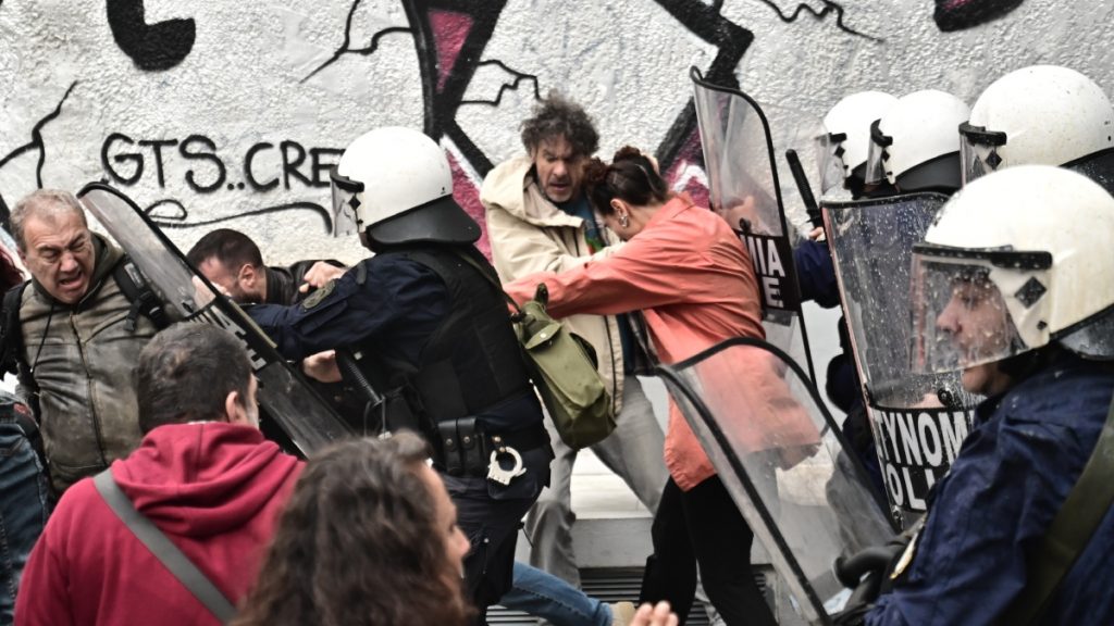 Μεταξουργείο: Επεισόδια σε συγκέντρωση διαμαρτυρίας εκπαιδευτικών και γονέων  – Τους έριξαν χημικά και κρότου λάμψης (βίντεο + εικόνες)