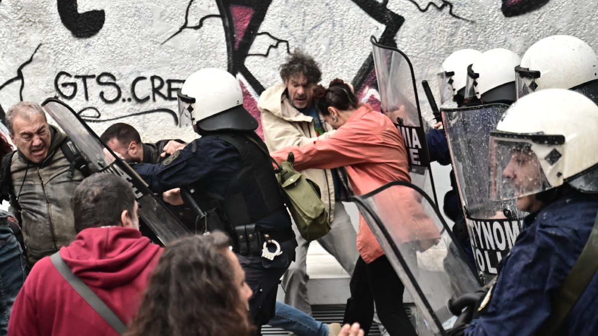 Μεταξουργείο: Επεισόδια σε συγκέντρωση διαμαρτυρίας εκπαιδευτικών και γονέων – Τους έριξαν χημικά και κρότου λάμψης (βίντεο + εικόνες)