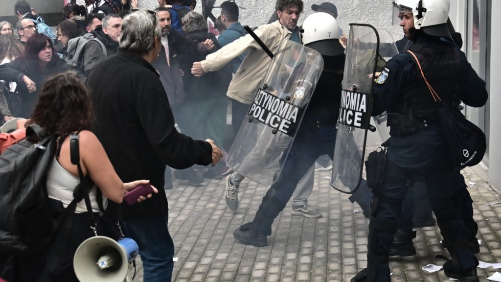Μεταξουργείο: Επικοινωνία Ζαχαράκη – Χρυσοχοΐδη για τα επεισόδια σε συγκέντρωση διαμαρτυρίας εκπαιδευτικών και γονέων