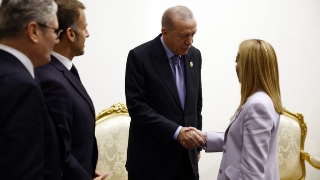 Ερντογάν σε Μελόνι: «Φαίνεσαι υπέροχη, αλλά πρέπει να σε κάνω να σταματήσεις το κάπνισμα» (βίντεο)